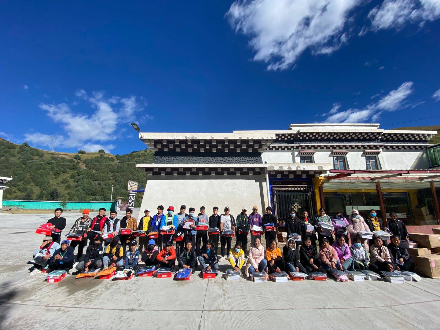 开云手机站登录入口-开云(中国)公益回顾丨家国同欢月同圆 温暖满载甘孜州(图8)